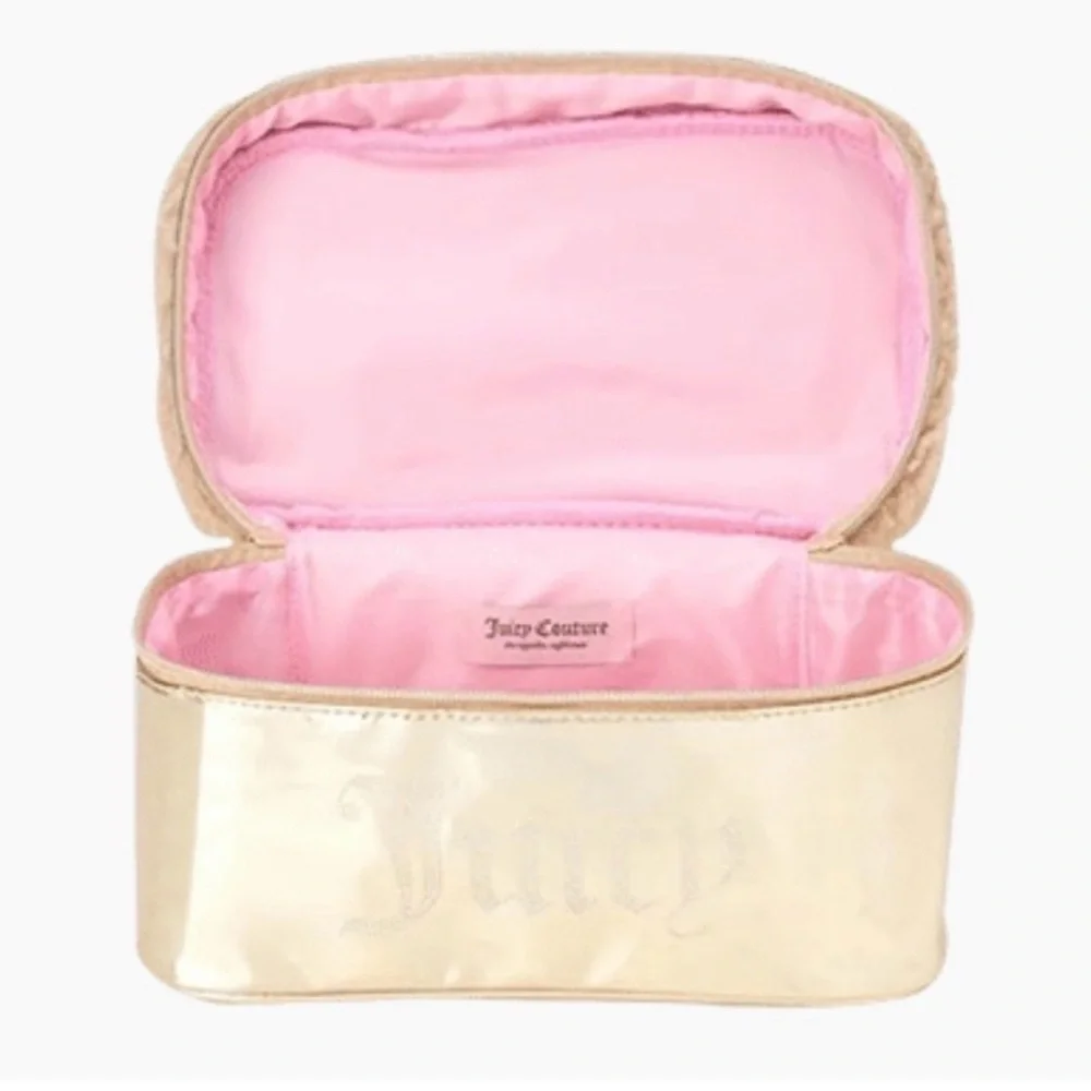 JUICY COUTURE SHERPA LOGO METALLIC TRAIN CASE WITH TOILETRY BOTTLE